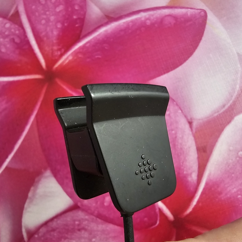 FITBIT charging cable - USB , 20" cable, black - Picture 5 of 6